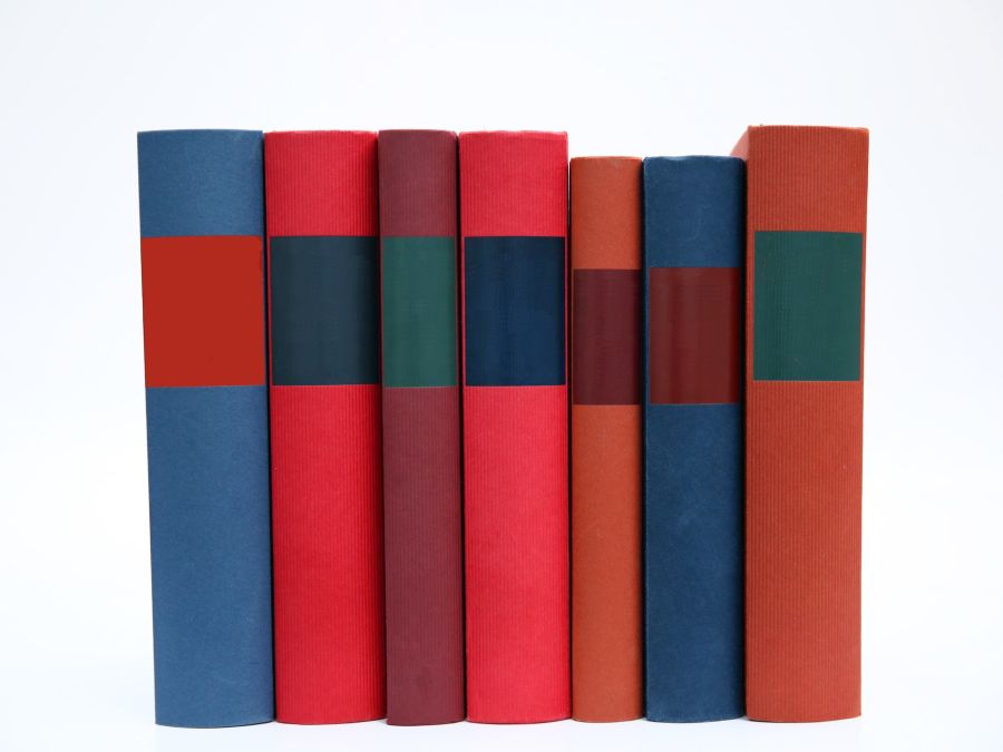 Libros de tapas de colores en fila