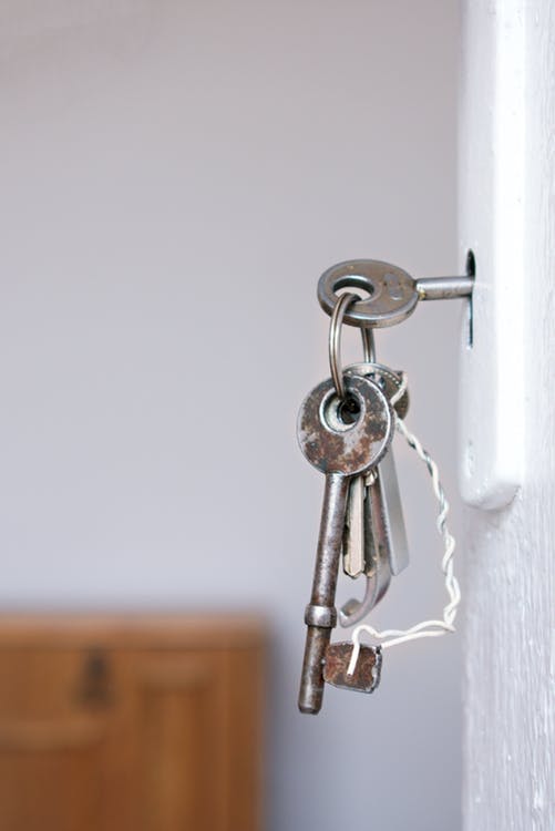 Llaves antiguas en la cerradura de una puerta – Herencias y sucesiones