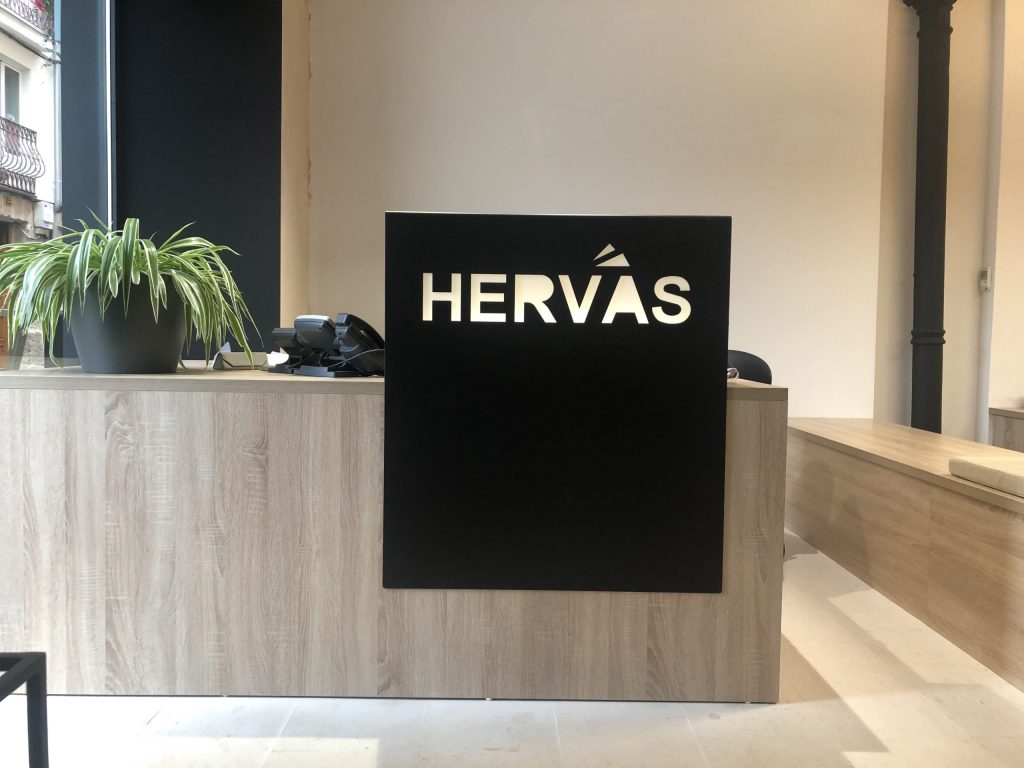 Mostrador de recepción del despacho de HERVÁS Asesores en Burgos