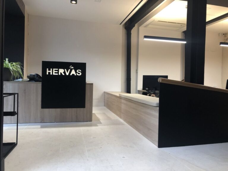 Interior de la oficina de HERVÁS Asesores en Burgos