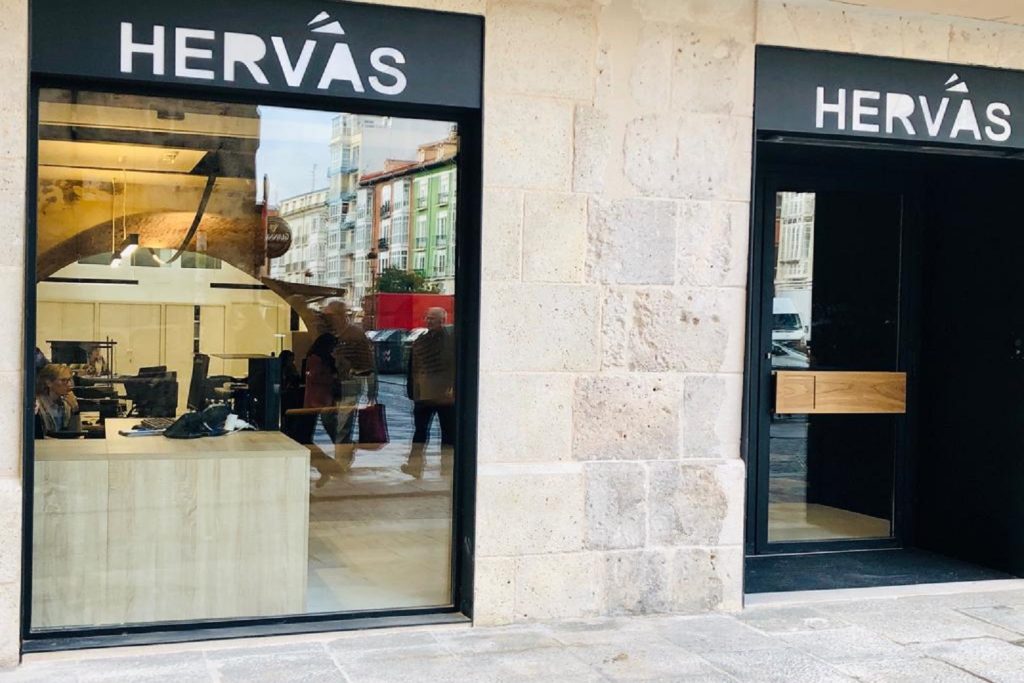 Entrada del despacho de HERVÁS Asesores en Burgos