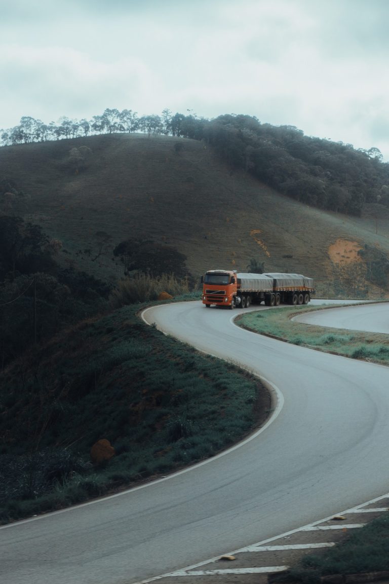 Camión circulando por una carretera de montaña – Ser transportista