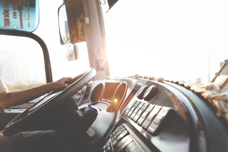 Conductor con las manos al volante en la cabina de un camión – Gasóleo profesional