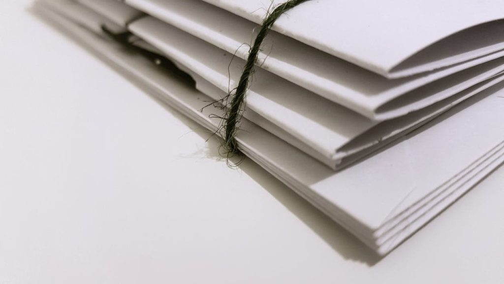 Pila de documentos atados con un cordel – Escrituras y herencias en Burgos