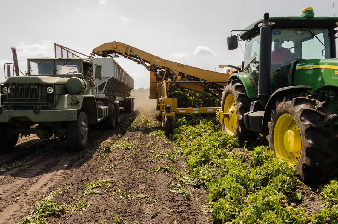 Tractor y camión durante una cosecha