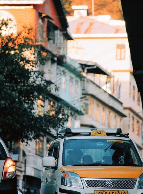 Taxi circulando por una calle de la ciudad – Examen de taxista en Burgos
