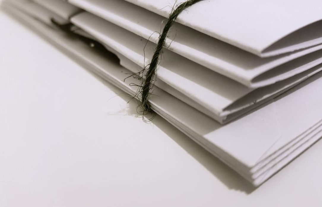 Documentos apilados para trámites de herencias y donaciones