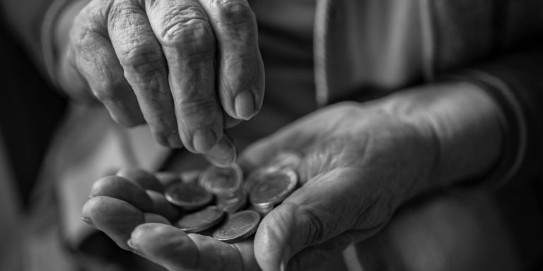 Manos mayores contando unas monedas, en blanco y negro – Actualidad fiscal: Devolución del IRPF para Mutualistas Pre-1979