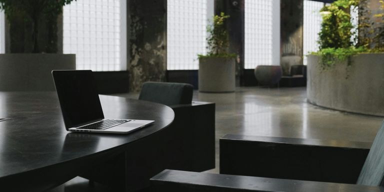 Zona de trabajo moderna con sofás y plantas