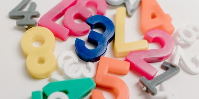 Números de colores esparcidos sobre fondo claro – Actualidad fiscal: Ley Prevención Fraude