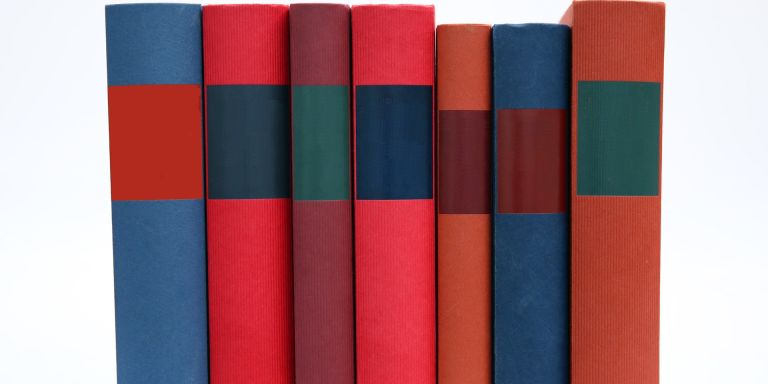 Libros de tapas de colores en fila – Actualidad fiscal: Libros Hacienda