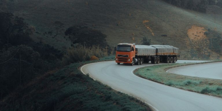 Camión circulando por una carretera de montaña – Ser transportista