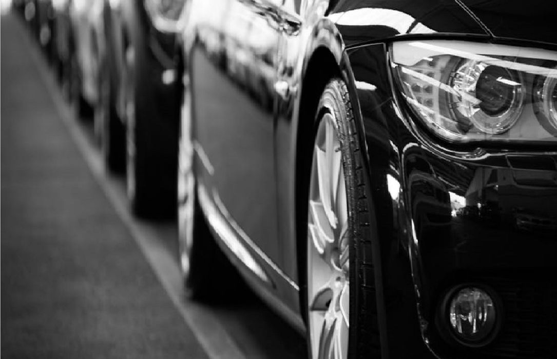 Fila de automóviles estacionados